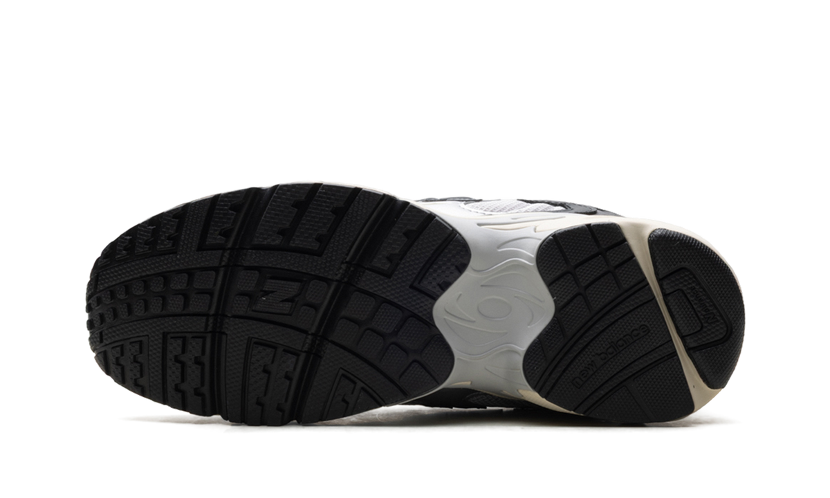 725v1 "Grey Matter Black" ML725CE